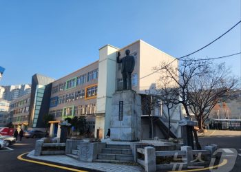 “우리가 계엄 선포했나요” 쏟아지는 항의에 ‘멍’든 충암고 학생들