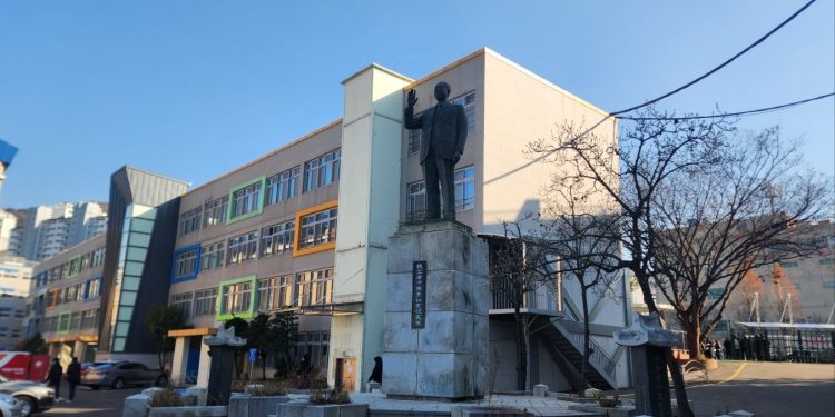 “우리가 계엄 선포했나요” 쏟아지는 항의에 ‘멍’든 충암고 학생들