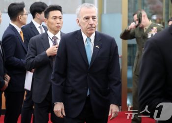 “美 대사 ‘윤 정부 사람들과 상종 못해’ 발언”…대사관은 ‘부인’