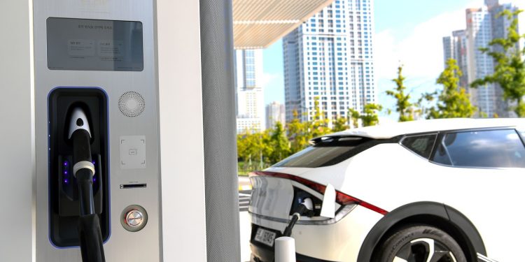 “내연기관차로 안 돌아갈래”…전세계 전기차주 90% 만족, 왜?