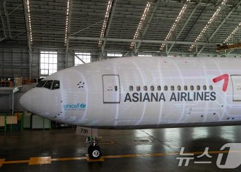 아시아나 ‘날개’ 떼고 태극 문양으로…금호 지우는 대한항공