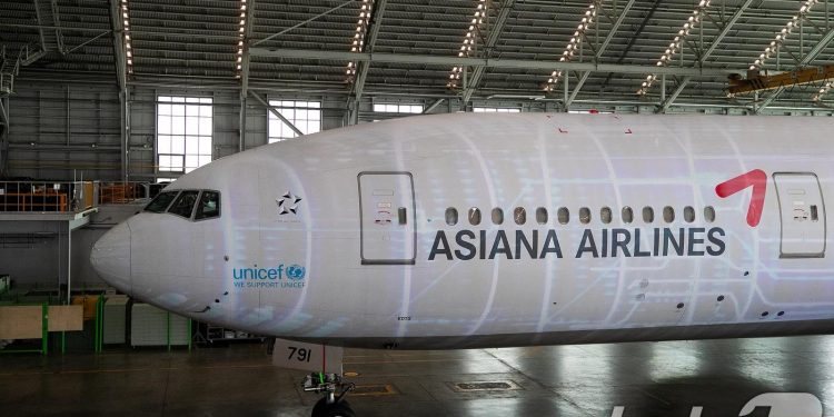 아시아나 ‘날개’ 떼고 태극 문양으로…금호 지우는 대한항공