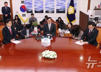 권성동 ‘헌법재판관 임명권’ 대야 강공 신고식…얼굴 붉힌 상견례