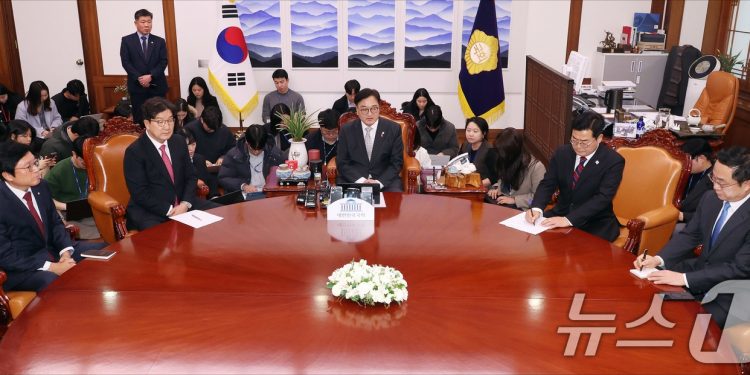 권성동 ‘헌법재판관 임명권’ 대야 강공 신고식…얼굴 붉힌 상견례