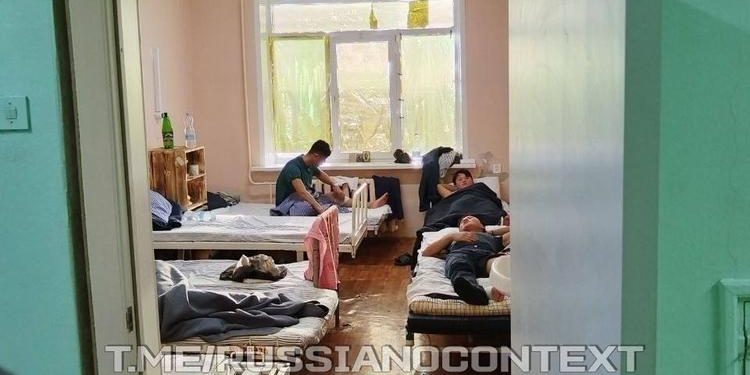 드론 피하고 병원서 ‘절뚝’…최전선 투입 북한군 추정 영상 속속