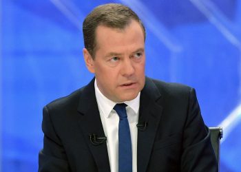 푸틴 측근 메드베데프 “한국서 또 탄핵…오징어게임 시작”