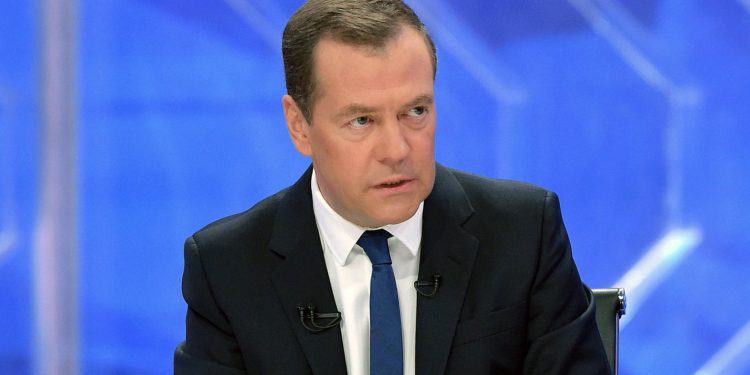 푸틴 측근 메드베데프 “한국서 또 탄핵…오징어게임 시작”