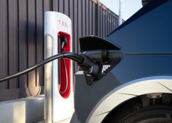 현대차, 美 전기차 고객에 NACS 어댑터 제공…”슈퍼차저 가능”