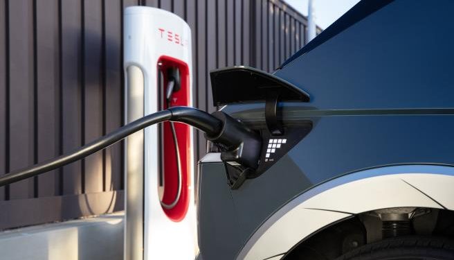 현대차, 美 전기차 고객에 NACS 어댑터 제공…”슈퍼차저 가능”