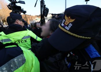 ‘尹 체포’ 한남동 관저 앞 아수라장…’지지파 vs 반대파’ 일촉즉발