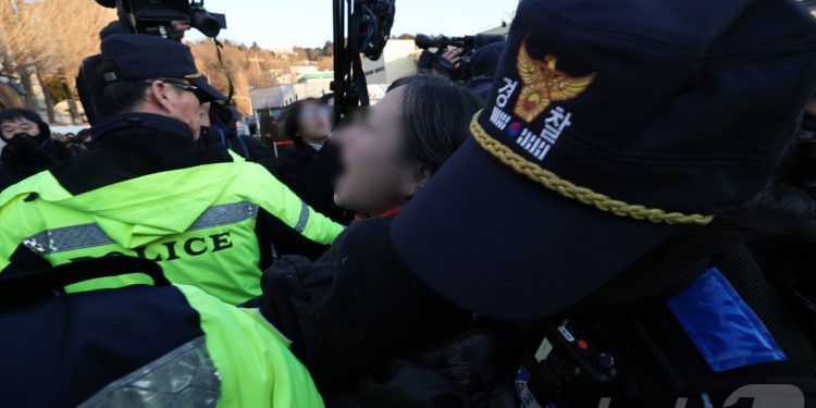 ‘尹 체포’ 한남동 관저 앞 아수라장…’지지파 vs 반대파’ 일촉즉발