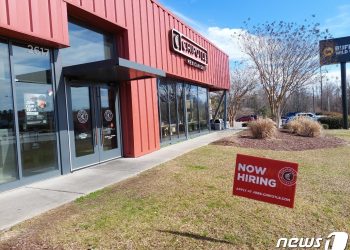 미 신규 실업수당 청구 21만1000건…8개월만에 가장 낮아