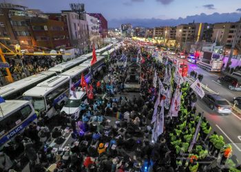 ‘尹 체포’ vs ‘이겼다’ 400m 거리두고 진보·보수 ‘눈 맞으며 맞불’