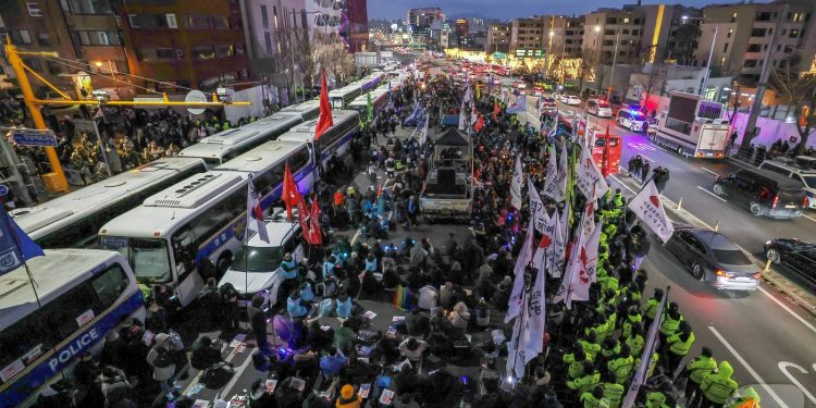 ‘尹 체포’ vs ‘이겼다’ 400m 거리두고 진보·보수 ‘눈 맞으며 맞불’