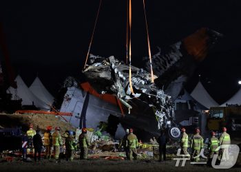 “끝내 펴지지 않은 랜딩기어 모습 드러내다”…엿새 만에 엔진·꼬리 인양