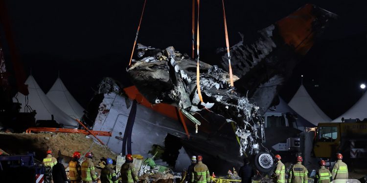 “끝내 펴지지 않은 랜딩기어 모습 드러내다”…엿새 만에 엔진·꼬리 인양