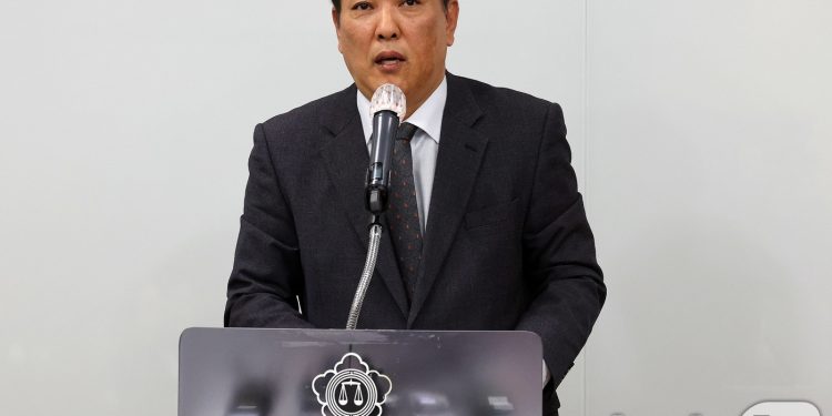 ‘내란죄 제외’ 2차 공방…”각하 사유” vs “내란 행위 판단 받아”