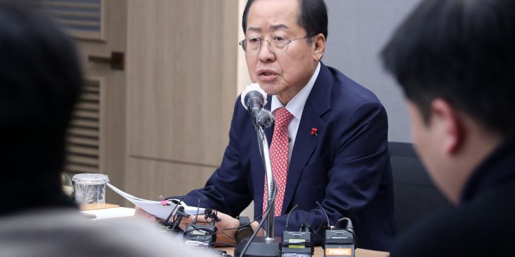 ‘트럼프 측근’ 매너포트 방한…홍준표에 트럼프 취임식 초청