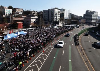 ‘尹 2차 체포’ 앞둔 관저 총집결…”경호처 붕괴” vs “대통령 지키자”