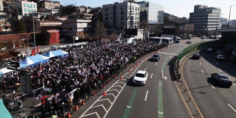 ‘尹 2차 체포’ 앞둔 관저 총집결…”경호처 붕괴” vs “대통령 지키자”