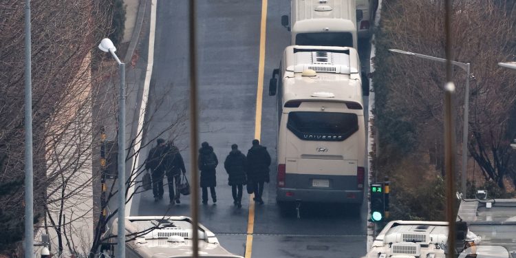 55경비단 관저 출입 허가 둔 진실게임…尹 영장 집행 여론전 절정