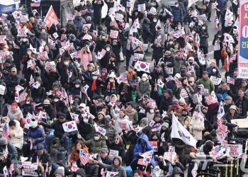 “누워서 막자” vs “반드시 체포될 것”…긴장감 도는 대통령 관저 앞