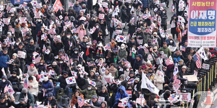 “누워서 막자” vs “반드시 체포될 것”…긴장감 도는 대통령 관저 앞