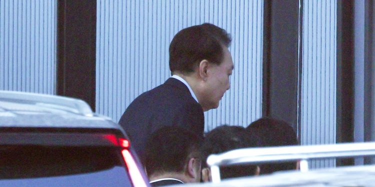 尹, 체포영장 받고 “알았다, 가자”…관저 찾은 의원들 울며 큰절