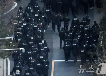 헌정사 첫 현직 대통령 체포 ’12시간의 기록’…진입부터 압송까지