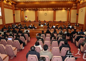 “헌법의 적 파면” “부적법 탄핵”…尹 탄핵심판, 본격 법정 공방