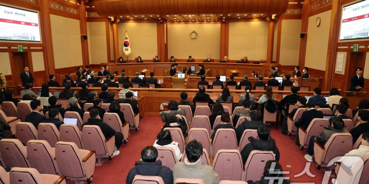 “헌법의 적 파면” “부적법 탄핵”…尹 탄핵심판, 본격 법정 공방