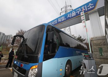 사상 첫 현직 대통령 ‘수감 경호’…앞으로는 호송차량