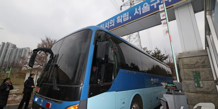 사상 첫 현직 대통령 ‘수감 경호’…앞으로는 호송차량