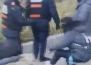 삼각대 ‘퍽’ 찬 경찰 논란…결국 “유튜버·언론 대응 금지”