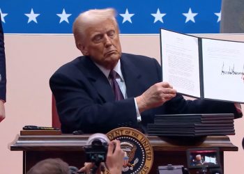 트럼프, 에너지 비상사태 선포·석유시추 확대…유가 1% 넘게 하락