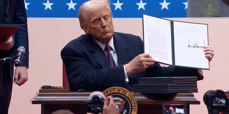 트럼프, 에너지 비상사태 선포·석유시추 확대…유가 1% 넘게 하락