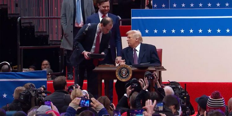 “마음 따뜻해졌다”…트럼프, 틱톡 퇴출 ’75일 연기’ 행정명령 서명