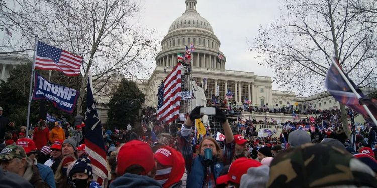 트럼프, 1·6 의사당 폭동 1500명 사면…”인질 구출했다”