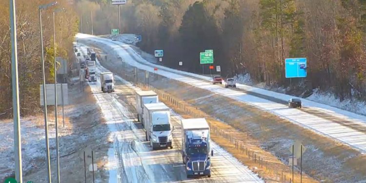 오펠라이카 I-85 도로에 묶였던 트럭들 다시 원활해져