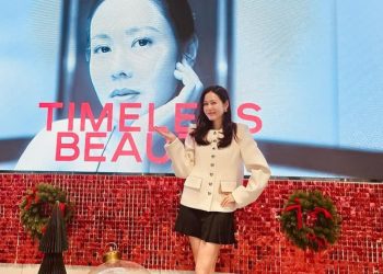 손예진, ♥현빈이 놀랄 미니스커트…출산 후에도 늘씬 각선미