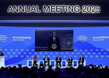 트럼프 “美 제품 아니면 관세 내야…금리 인하 노력할 것”