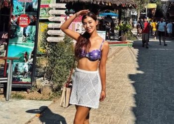 김희정, 비키니만 입은 채 거리 활보…글래머 몸매
