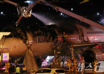 김해공항 에어부산 항공기 화재 ‘완진’…탑승객 176명 전원 대피