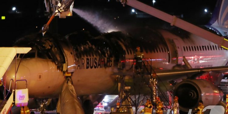 김해공항 에어부산 항공기 화재 ‘완진’…탑승객 176명 전원 대피