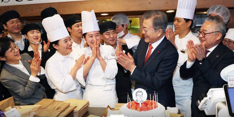 “성심당, 문재인 빨아서 안 간다”…6년전 사진에 ‘정치 맛집’ 저격