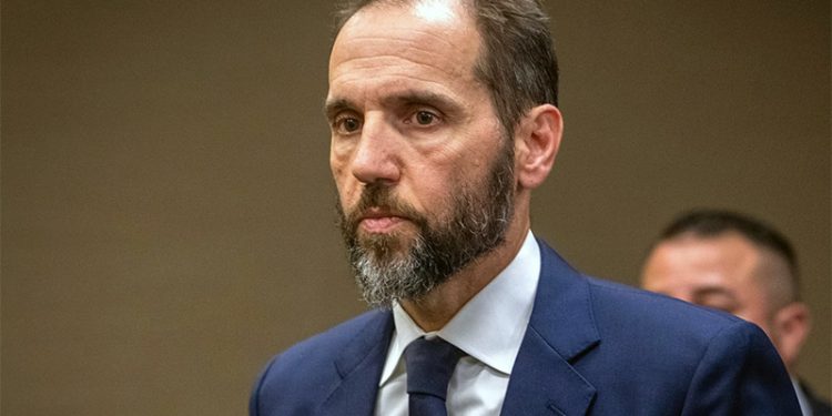 법무부, 관행 깨고 스미스 특검팀 참여 12명 무더기 해고