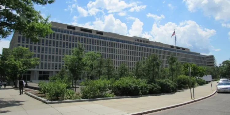 트럼프 행정부, 공립학교와 대학에 DEI 종료 기한 부여