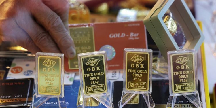 국제 금값 사상 최고 속 한국은 -14%, 왜?…투자자 울린 ‘김프’