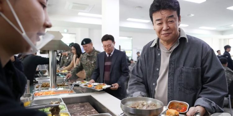 경찰, 백종원 입건…’빽다방’ 제품 원산지 허위 광고 의혹
