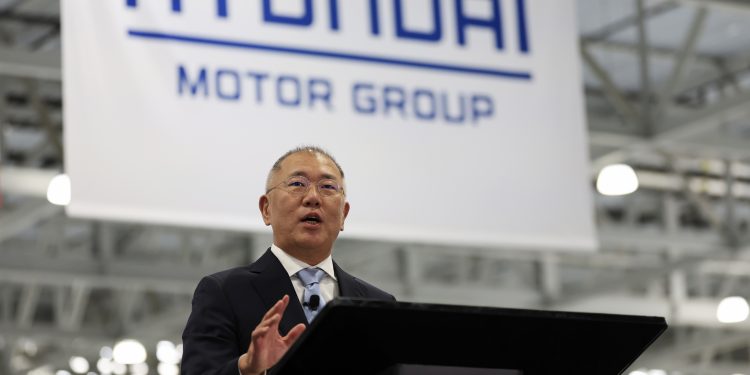 정의선, 관세 협상 정부·기업 ‘원팀’…”트럼프와 발표 큰 영광”